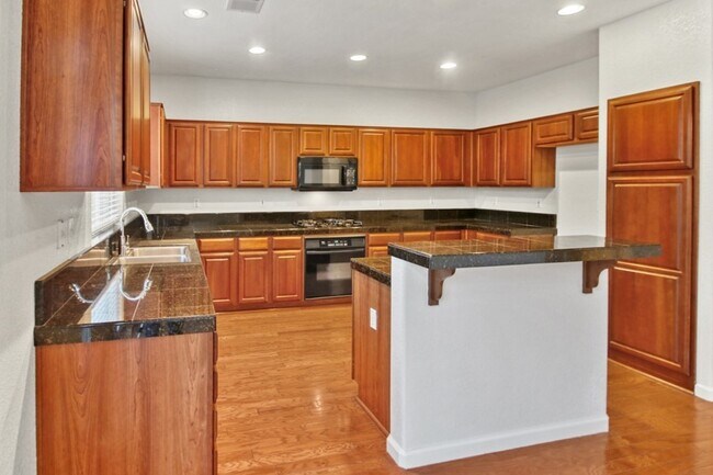 Foto del edificio - Wonderful 4 bedroom on court