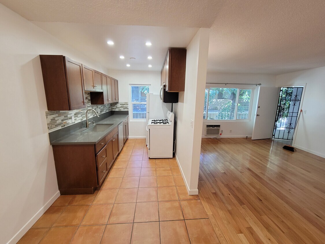 Primary Photo - 1309 N Poinsettia Pl