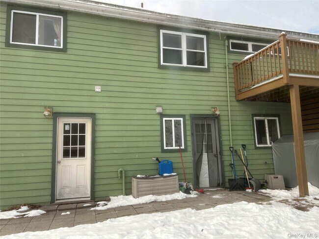Foto del edificio - 100 Richardson Ave