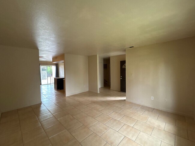 Foto del edificio - CHARMING 3 BEDROOM 2 BATHROOM SINGLE-STORY IN STOCKTON!
