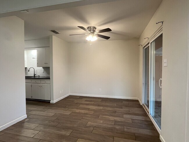 Foto del edificio - 2/2 WITH TWO Car Garage in GREAT Location