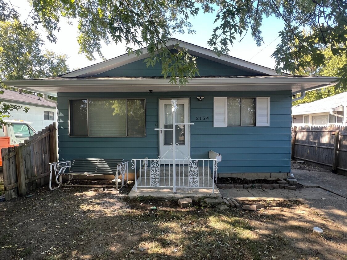 Primary Photo - 2154 N Riley Ave