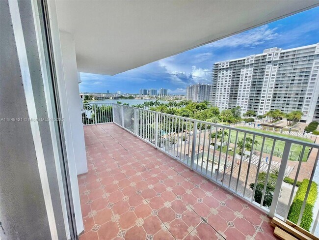 Foto del edificio - 2851 NE 183rd St