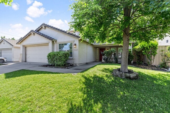 Building Photo - 4 Bedroom Home in the heart of Roseville! ...