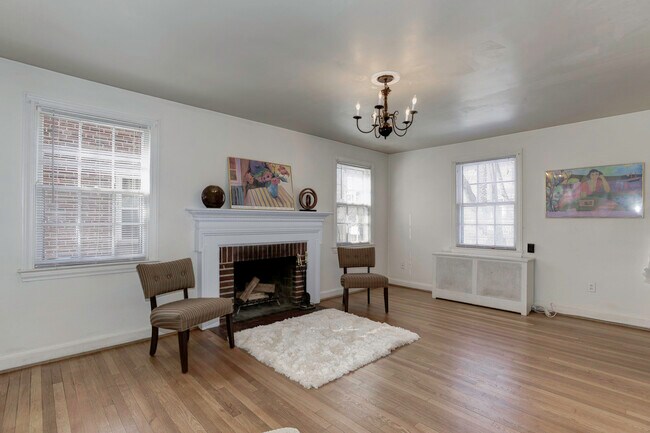 Foto del edificio - 4409 Maple Ave