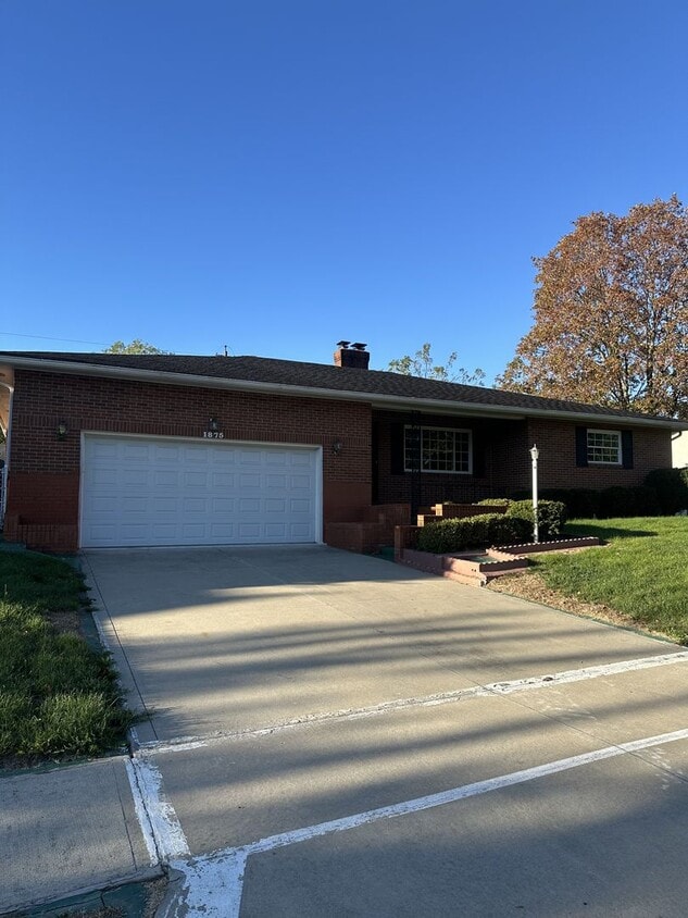 Foto principal - Welcome to this charming 3-bedroom, 2-bath...