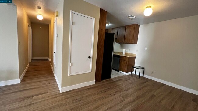 Building Photo - 5015 Valley Crest Dr