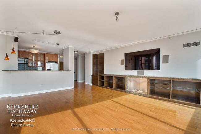Building Photo - 450 E Waterside Dr