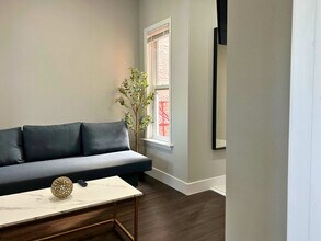 Building Photo - 128 Bainbridge St