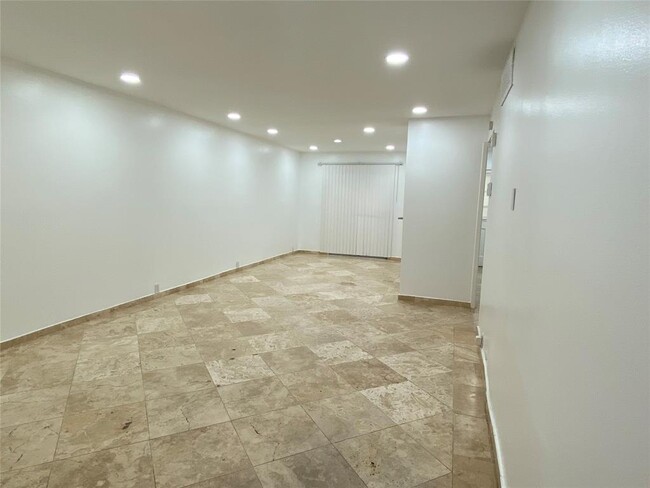Building Photo - 3303 W Greenridge Dr