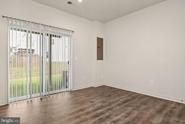 Foto del edificio - 402 Honeyberry Ln