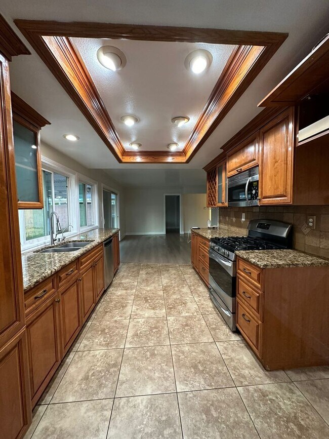 Building Photo - Ontario single house 4 beds 3 baths for lease