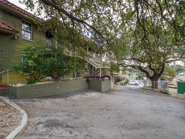 Building Photo - 2302 East Side Dr
