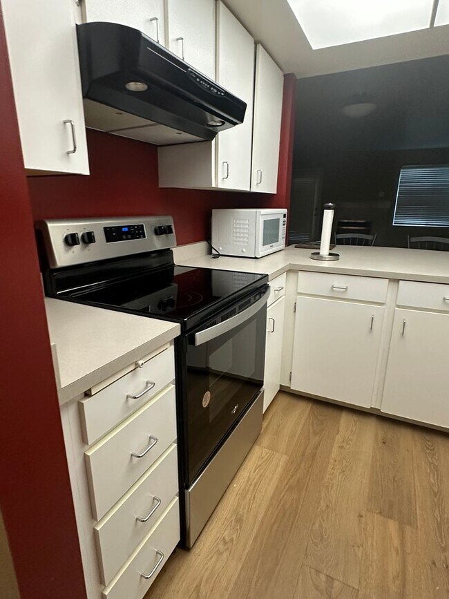 Foto del edificio - 2 Bedroom Quintet Condo off West Burnside ...