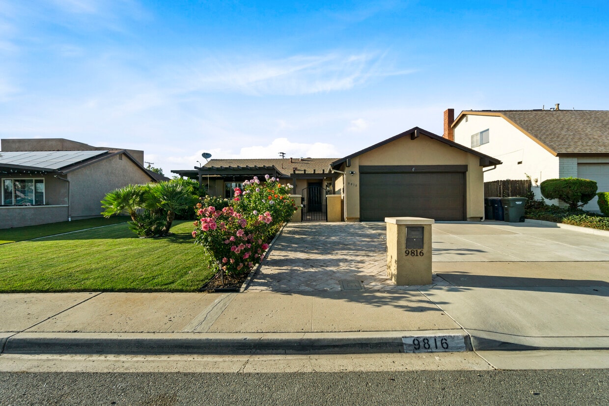 Foto principal - 9816 Costa Lago St