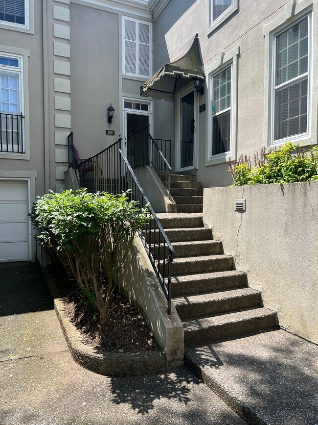 Puerta principal - 108 St Charles Pl