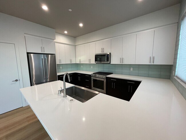 Building Photo - Beautiful Multi level 3 Bed 2.5 Bath unit ...