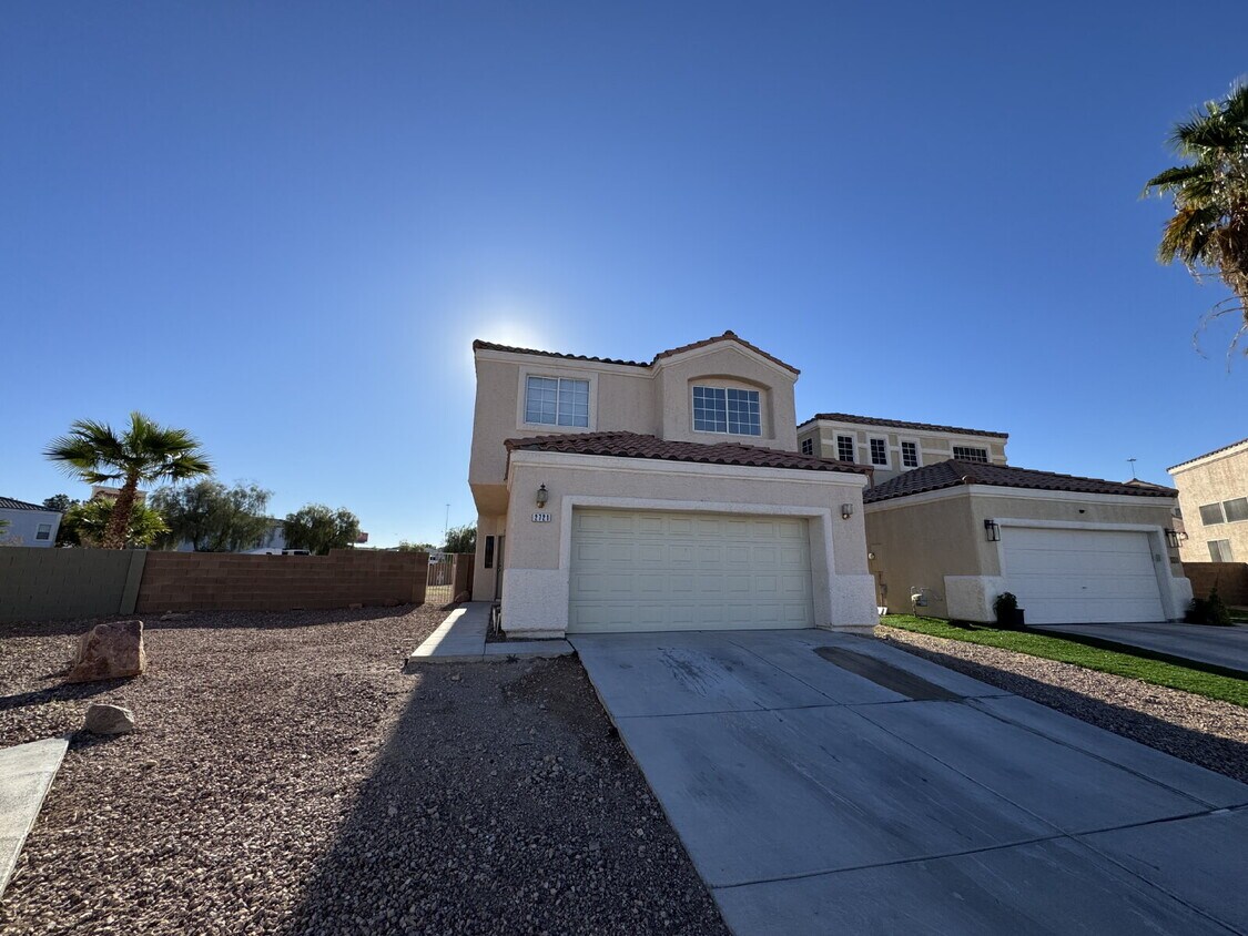 Foto principal - 3-bedroom Two Story, LARGE lot