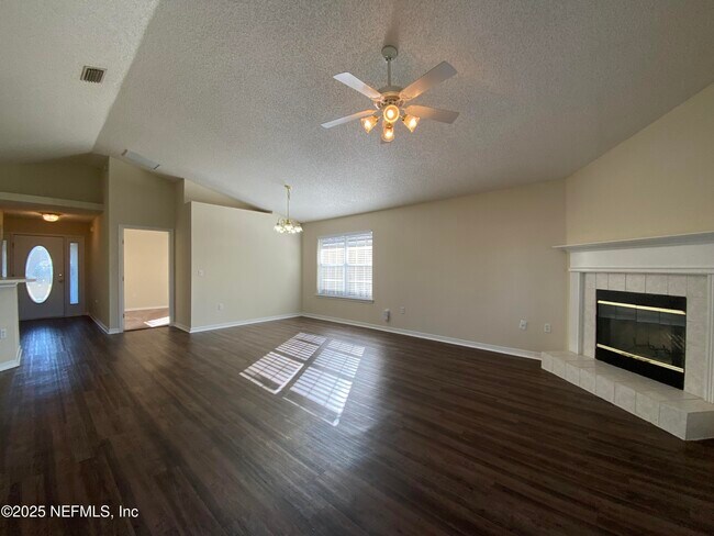 Foto del edificio - 2615 Creek Ridge Dr