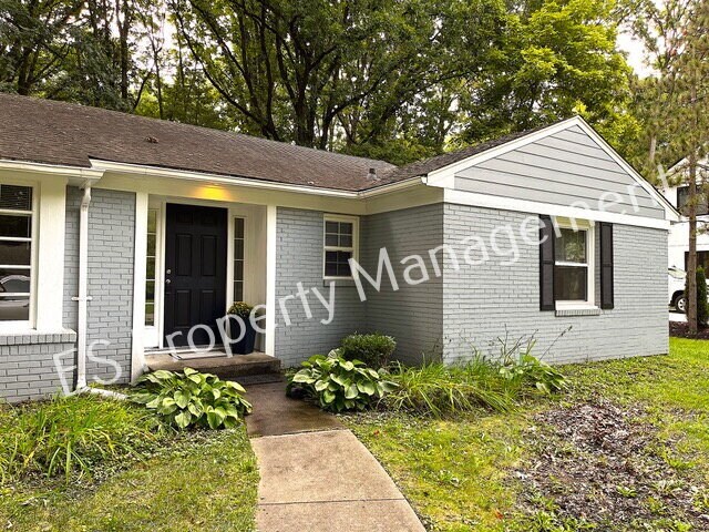 Foto del edificio - Stunning Updated 3 Bedroom 2 Bath Home in Pike Township!