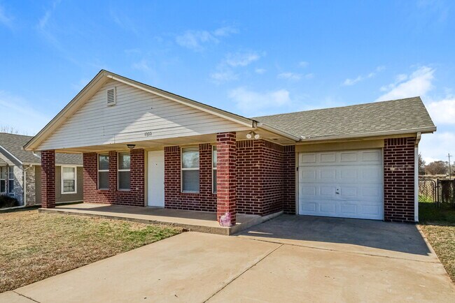 Foto del edificio - 1933 Creekridge Dr