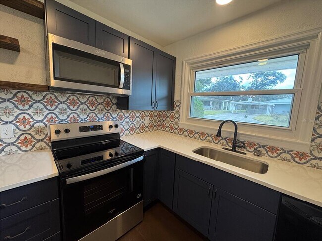 Building Photo - 825 Poinsettia Dr