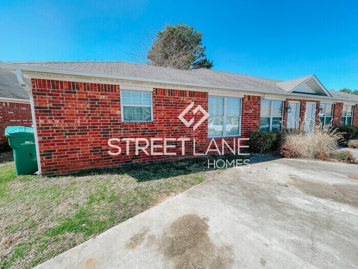 Charming 3 Bedroom, 2 Bath Half Duplex in House Rental in