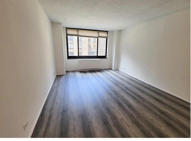 Foto del edificio - 200 Rector Pl