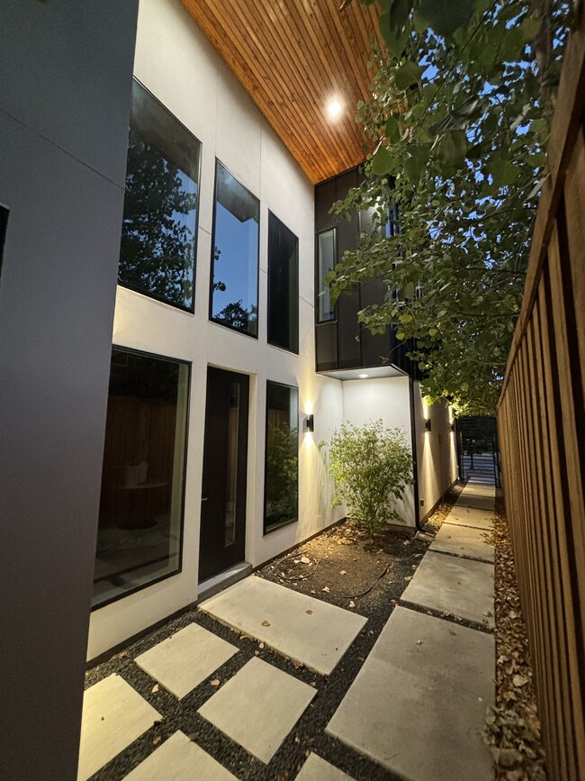 Building Photo - 5621 Winton St