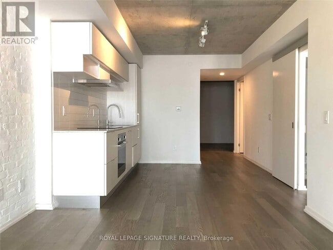 Building Photo - 5-715 Soudan Ave