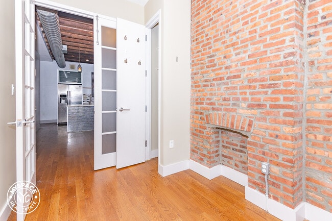 Building Photo - 404 Suydam St