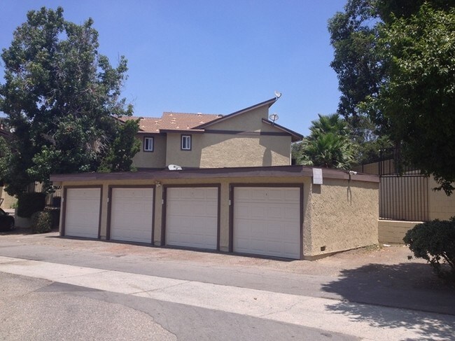 Garages - 1430 E Lincoln Ave