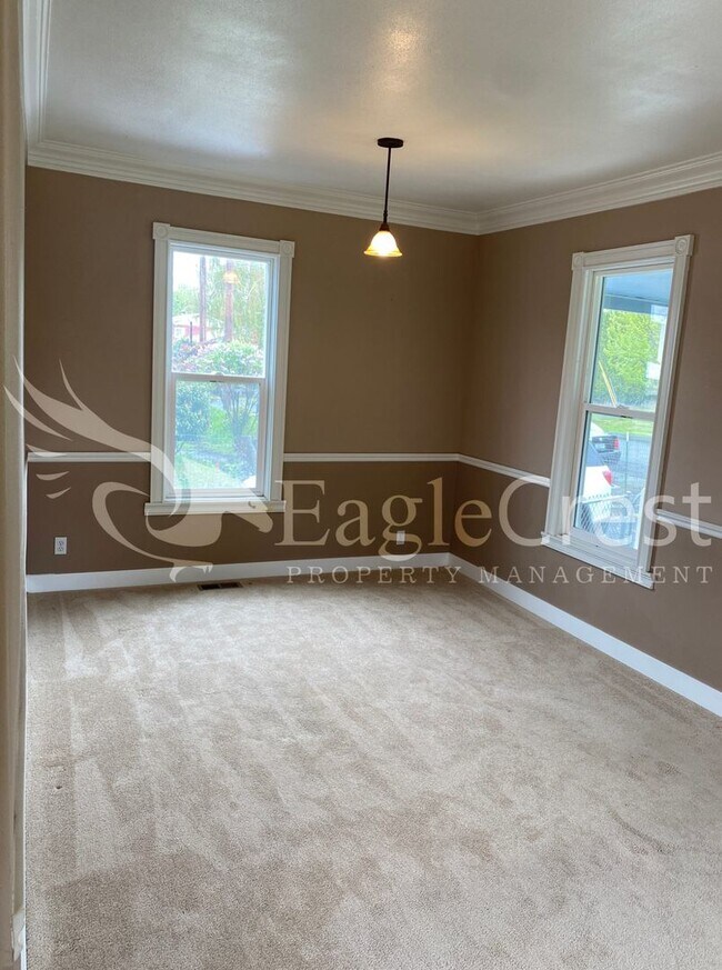 Foto del edificio - Charming 2 Bedroom Home With 1 Car Garage and A Covered Porch