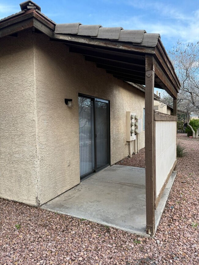 Foto del edificio - Nicely Redone Single Family Townhome