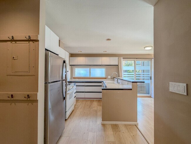 Foto del edificio - Quirky 1bd/1.5bth Loft Condo in West Queen Anne, $2,300/mo.