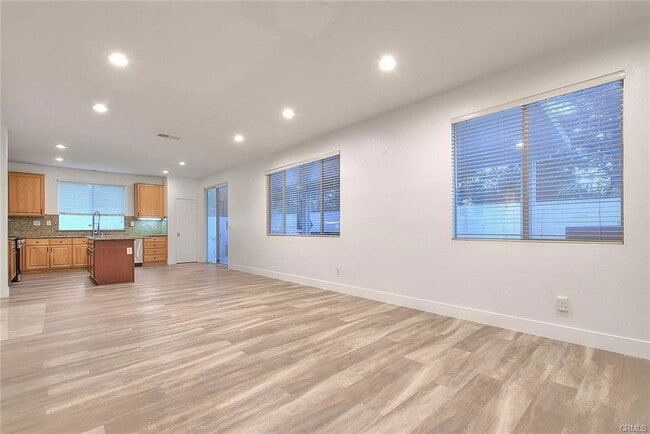 Building Photo - 10 Lazurite