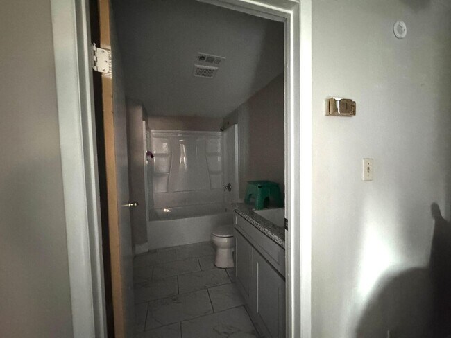 Foto del edificio - 16066 N Loop Dr