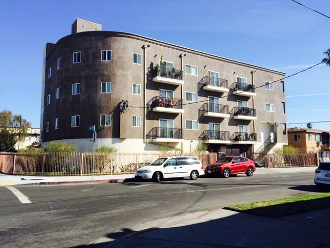 Foto del edificio - 6900 Laurel Canyon Blvd