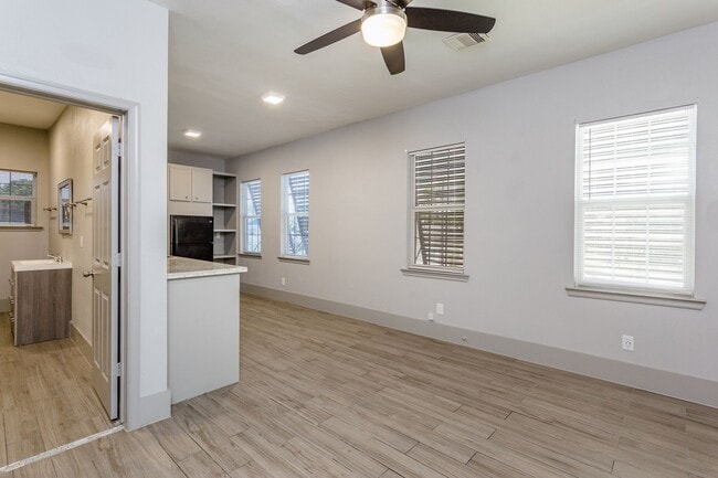 Building Photo - 215 N Milby St