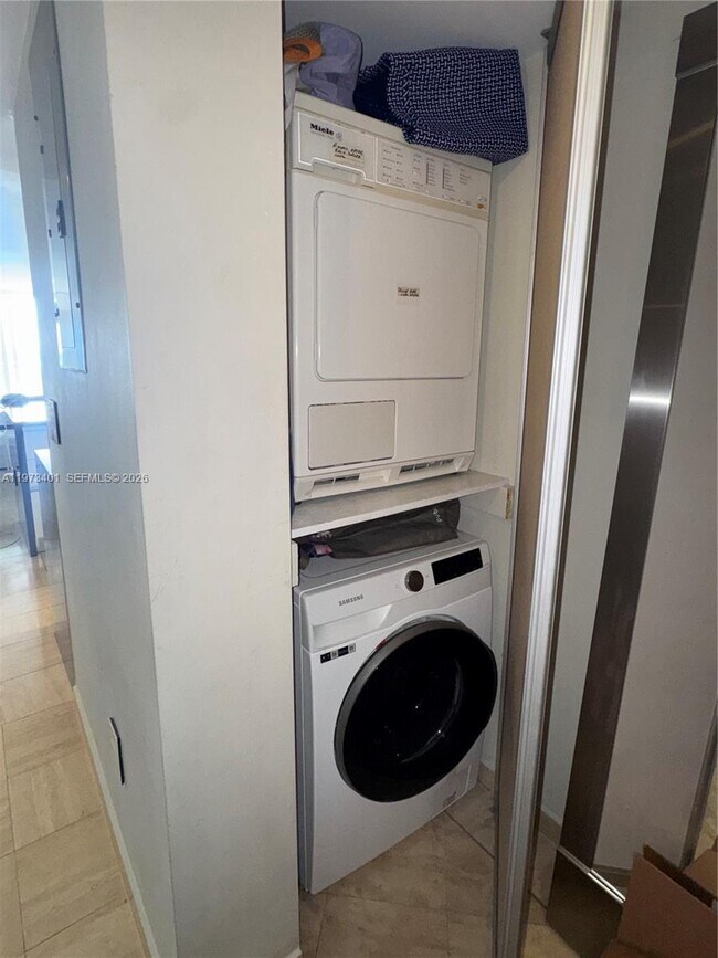 Foto del edificio - 2457 Collins Ave