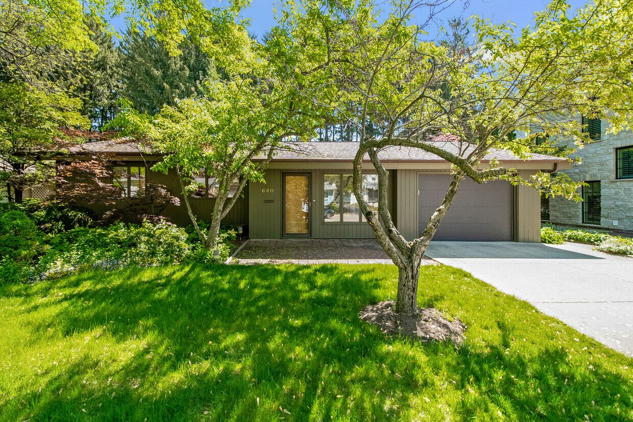 Primary Photo - 640 Sunset Dr