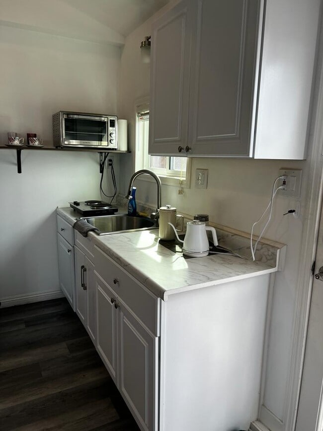 Foto del edificio - 340 1/2 Rennie Ave