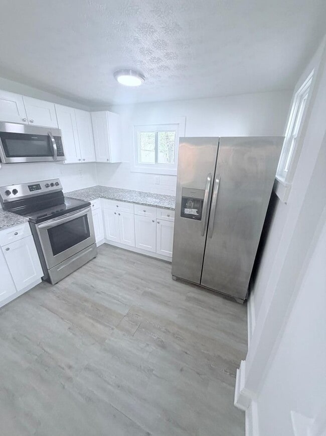 Building Photo - Gorgeous 4 bd, 1.5 bth Cleveland Heights Stunner!