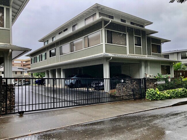 Puerta de entrada de hierro forjado con control remoto - 1649 Waikahalulu Ln