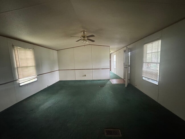 Building Photo - Sweet 3/2 mobile home