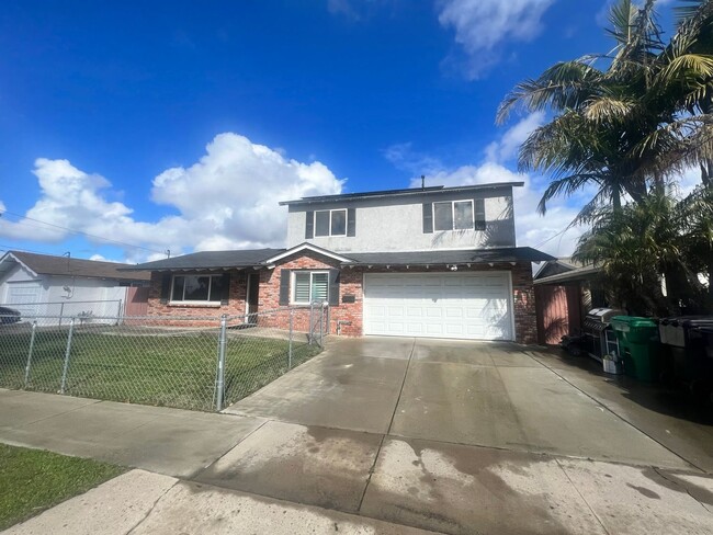 Foto del edificio - 4BR/3BA HOME w/ 2-CAR GARAGE, fenced in ya...