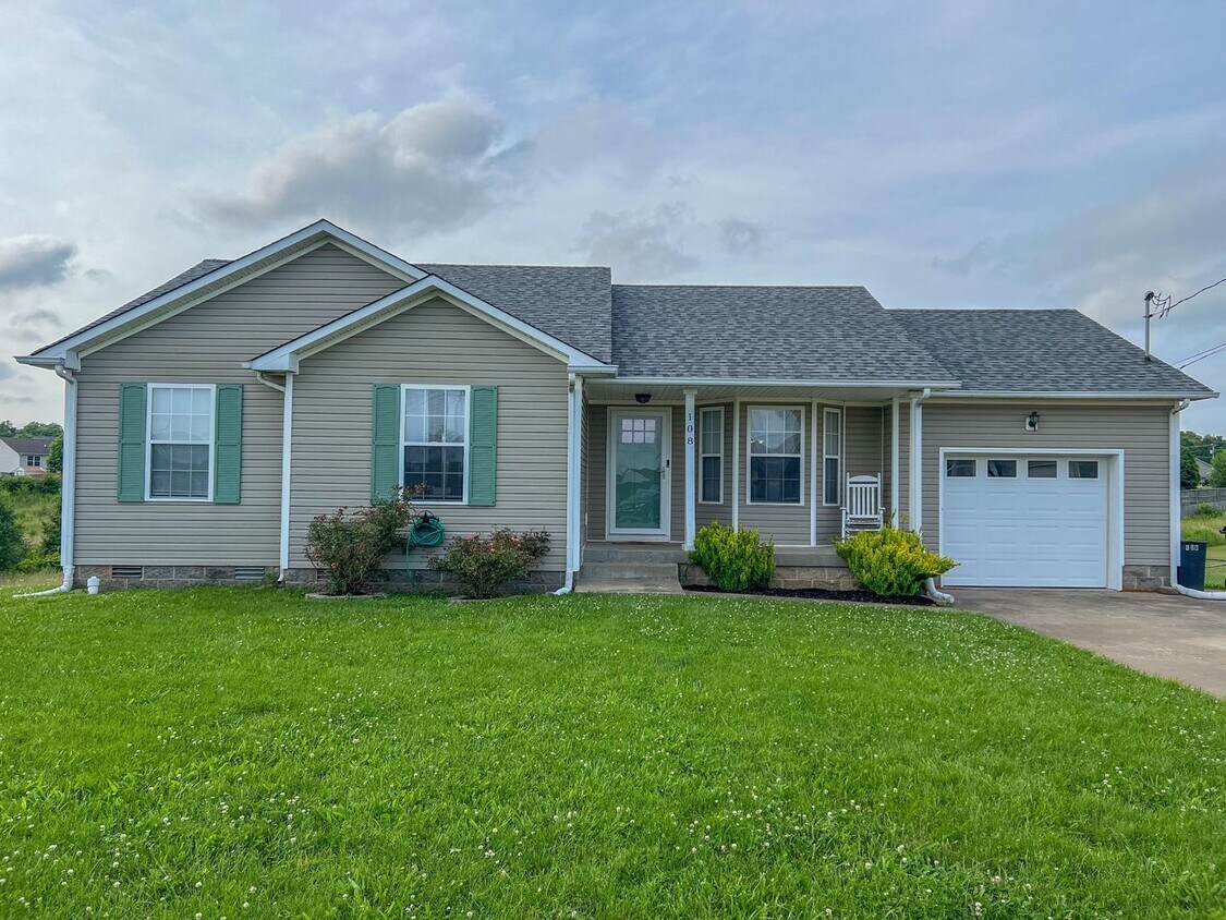 Foto principal - Single-Family Home in Oak Grove, KY--Large...