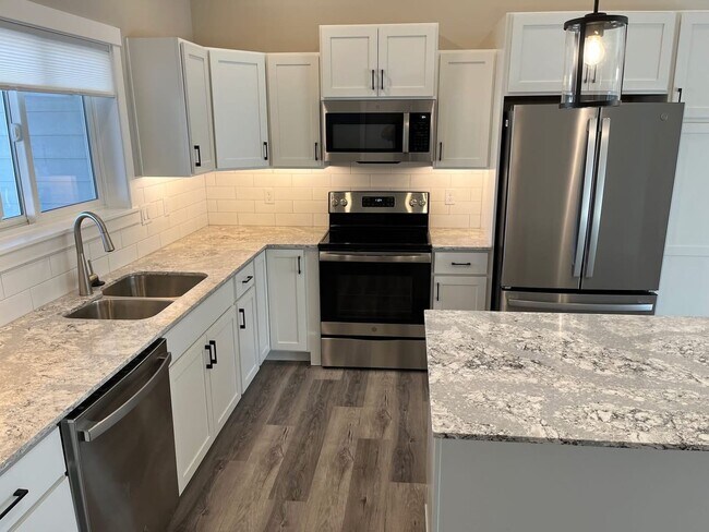 Foto del edificio - 2 bed, 2 bath newer construction Available...