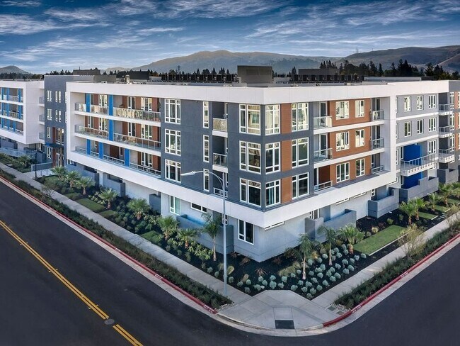 Building Photo - 5925 Charlotte Dr
