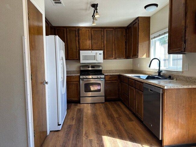 Foto del edificio - Charming Redding Home with Fireplace & Vau...